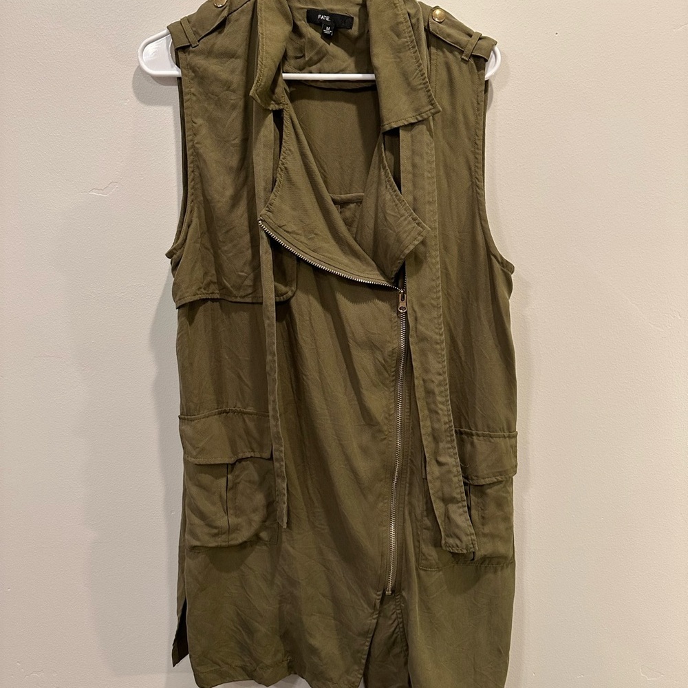 Fate. Zip down long vest. Size M. Khaki color.